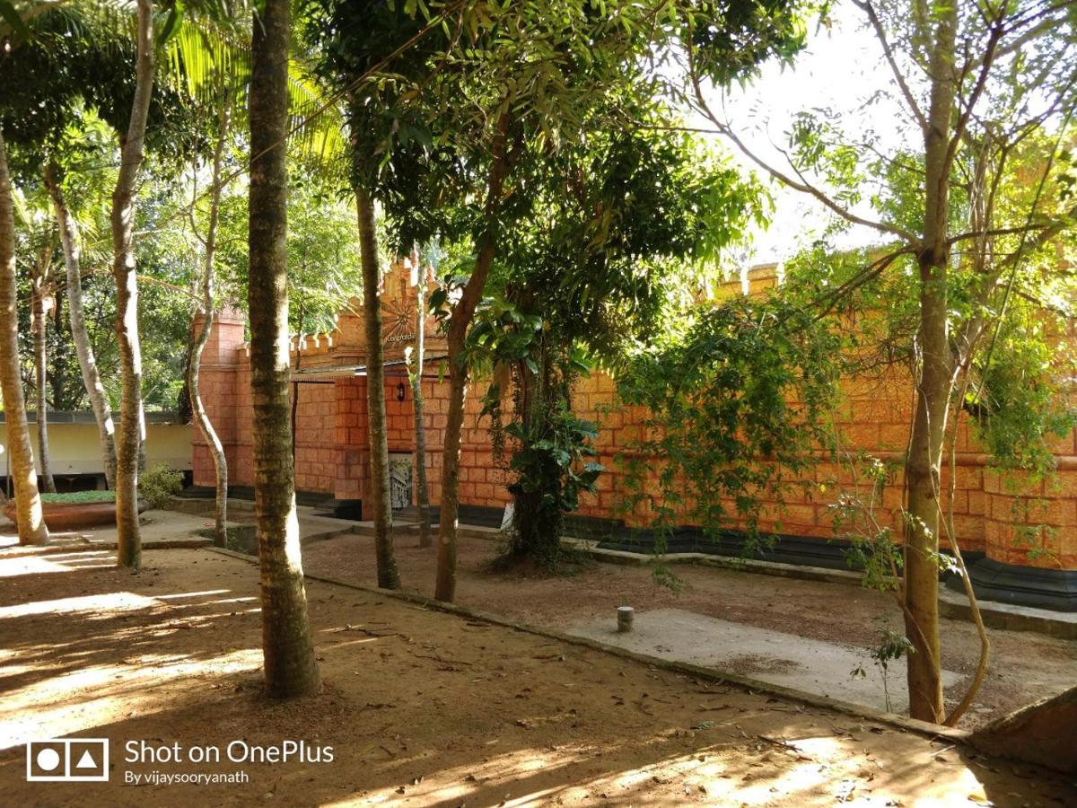 Kalpadiyil Hotell Balarampuram Exteriör bild